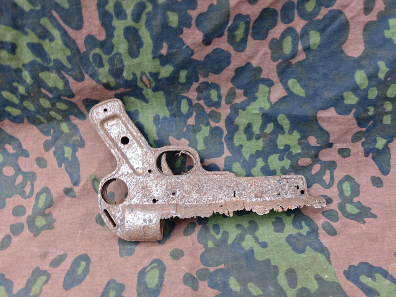 Original deutscher MP40-Unterteil / Griffstück – späte Kriegsausführung – Bodenfund – Bild 2
