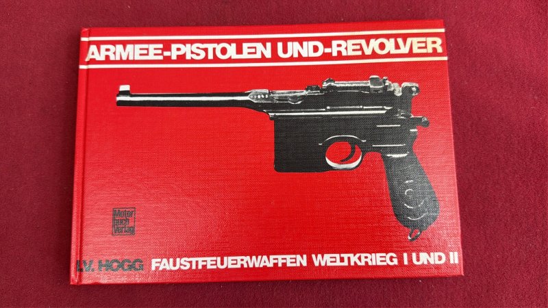 Armee Pistolen u. Revolver, Faustfeuerwaffen WK I und II – Bild 1