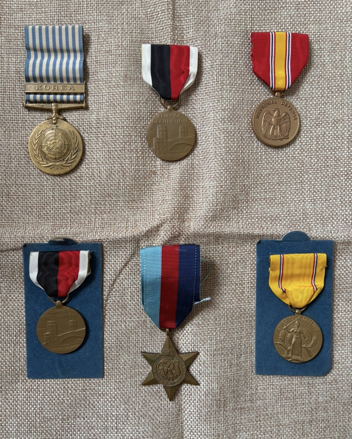Original Orden & Medaillen (6 Stück) Weltkrieg und Korea – USA & Großbritannien; no bajonett – Bild 1