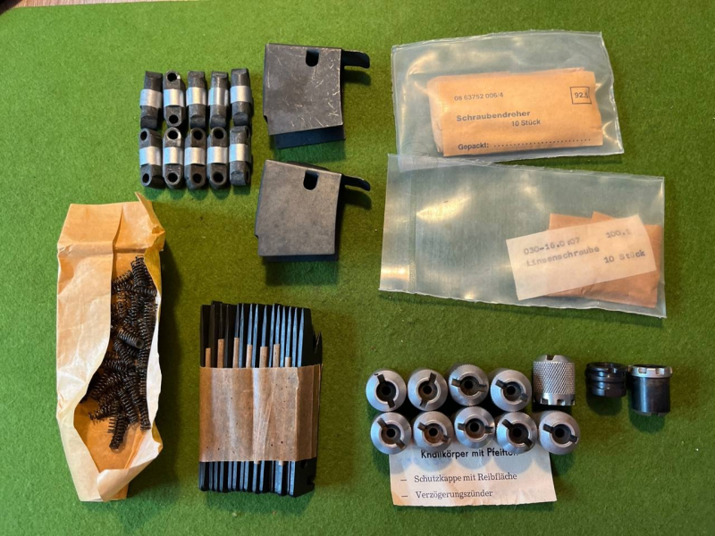 AK 47 KONVOLUT FREIE TEILE ORIGINAL DDR ARSENALWARE ZUM TEIL NOCH VERSIEGELT – Bild 1