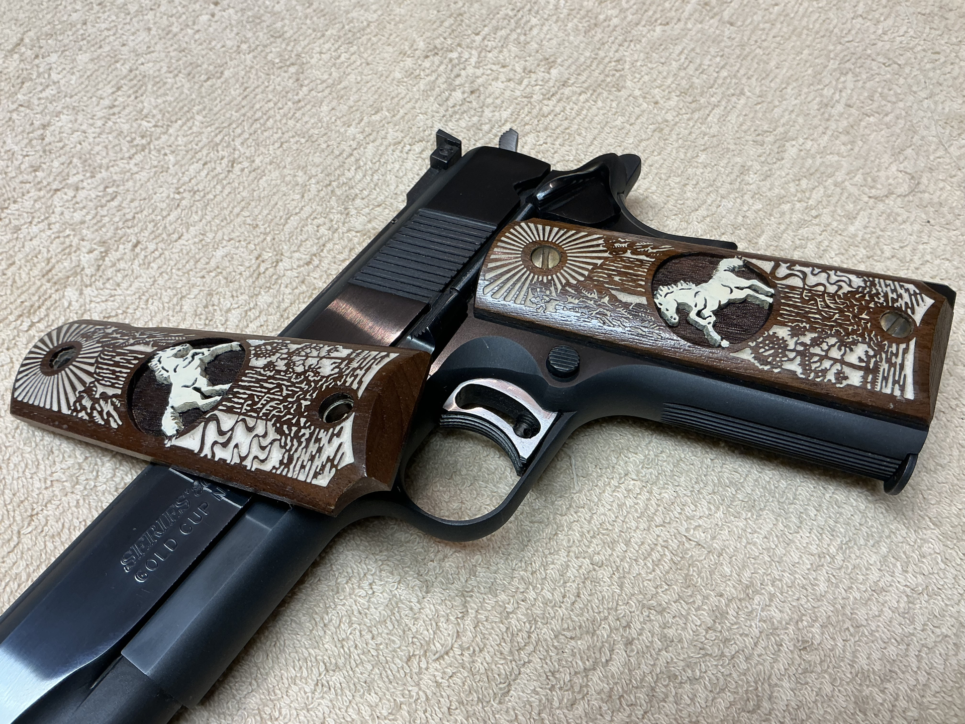 Relief- Holzgriffschalen für Colt Gold Cup – Bild 1
