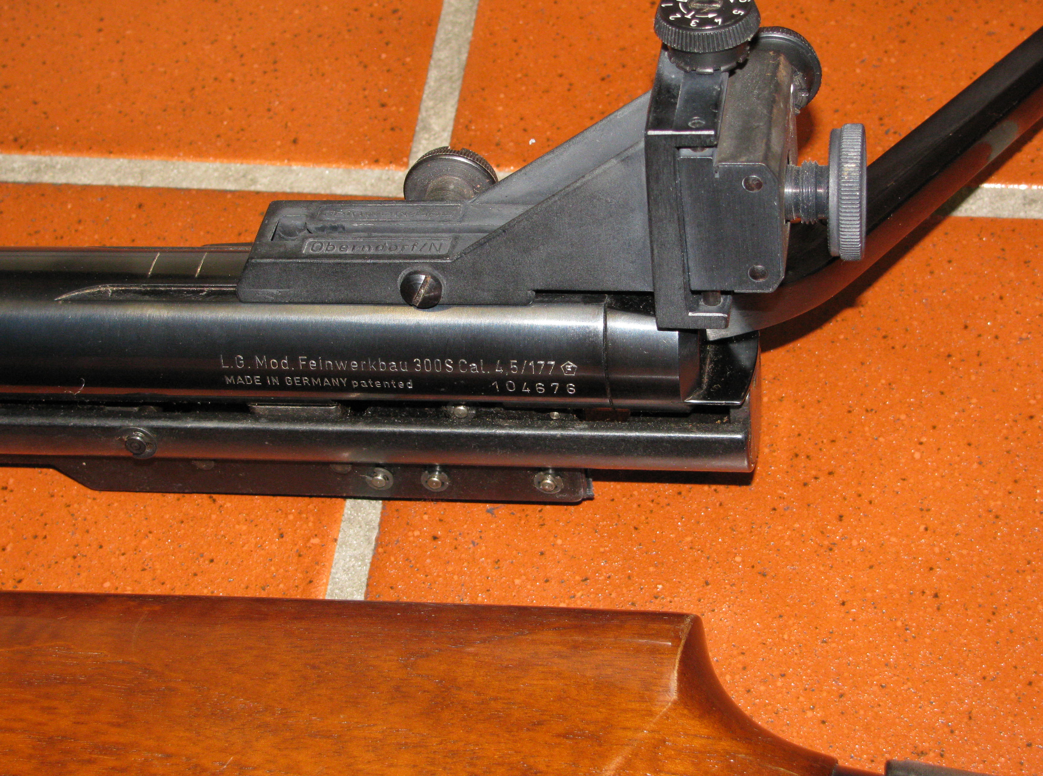 Feinwerkbau Luftgewehr, ein Feinwerkbau Mod. 300 mit originalen Diopter und F -Zeichen / Defekt – Bild 4