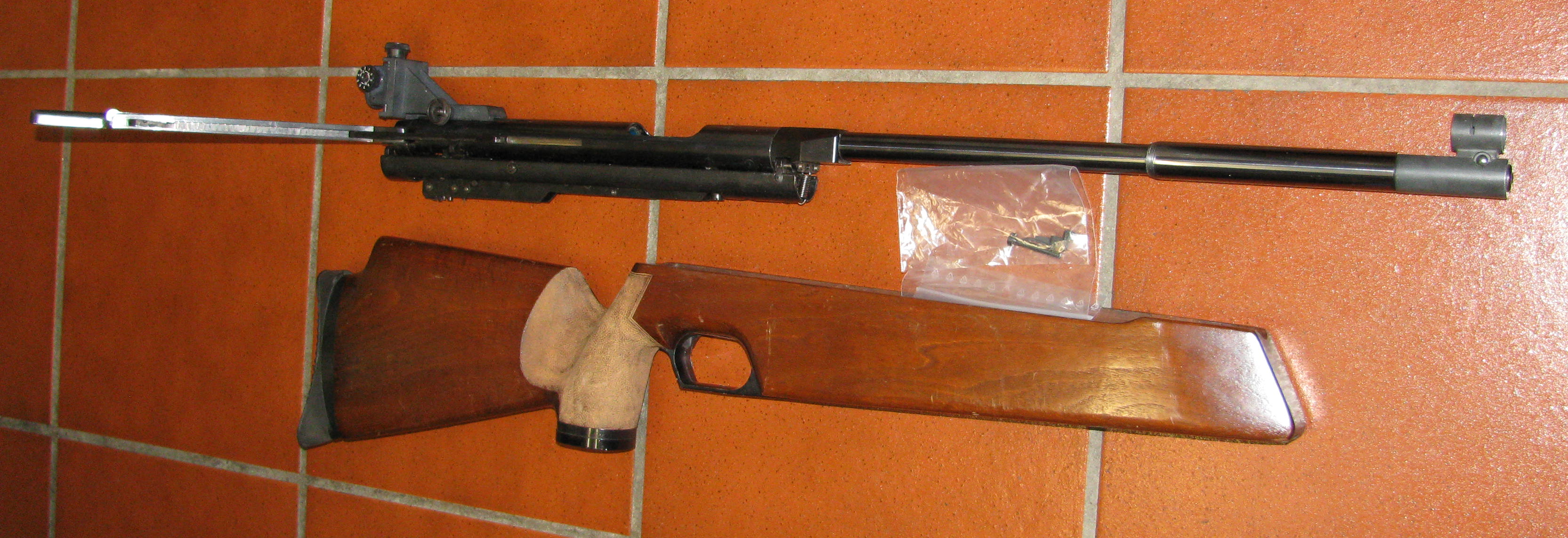 Feinwerkbau Luftgewehr, ein Feinwerkbau Mod. 300 mit originalen Diopter und F -Zeichen / Defekt – Bild 5