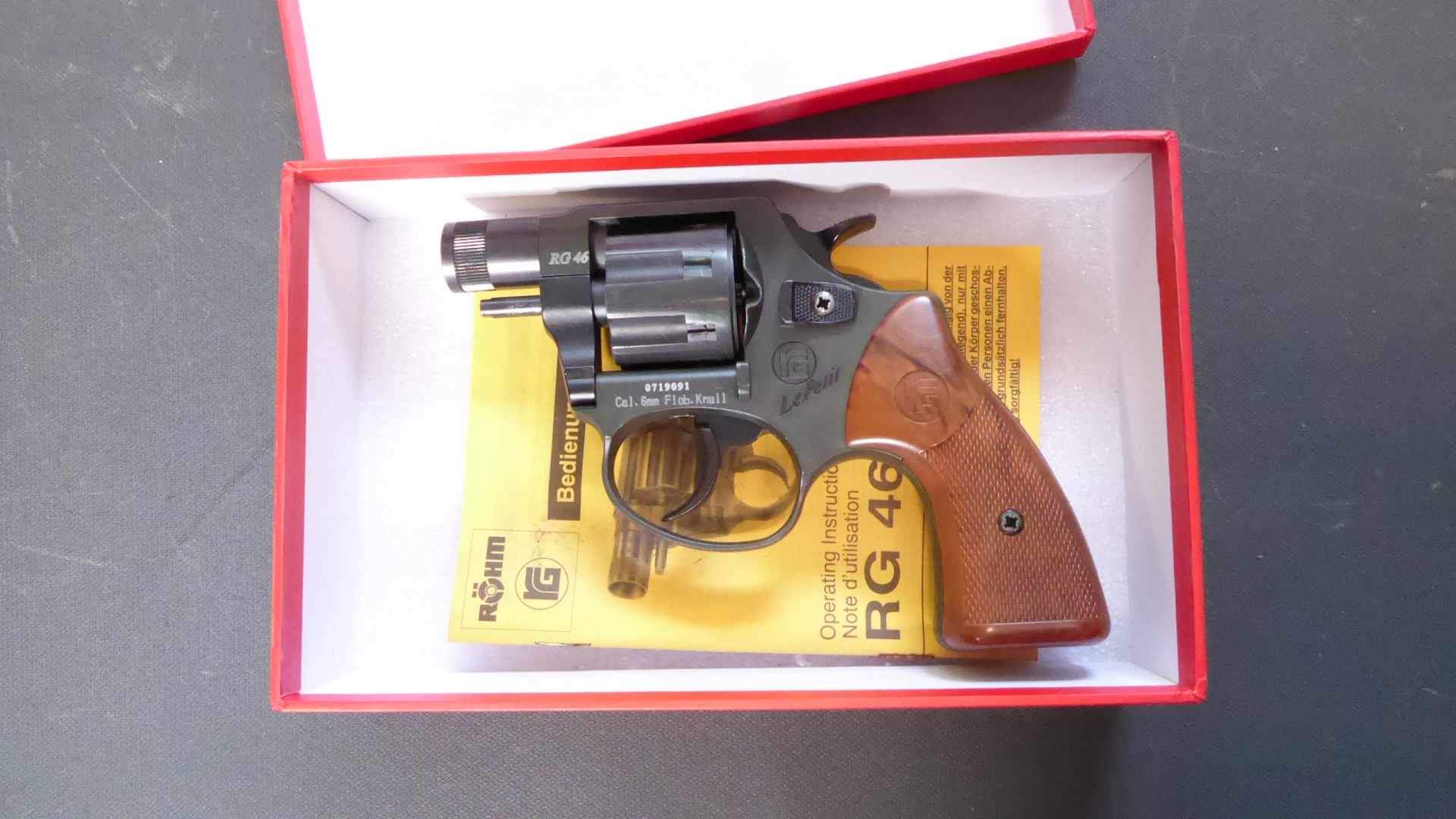 Älterer Signalrevolver RÖHM Mod. RG 46, Kal. 6 mm Flobert PTB Nr. 861 mit Beschreibung im Karton – Bild 1