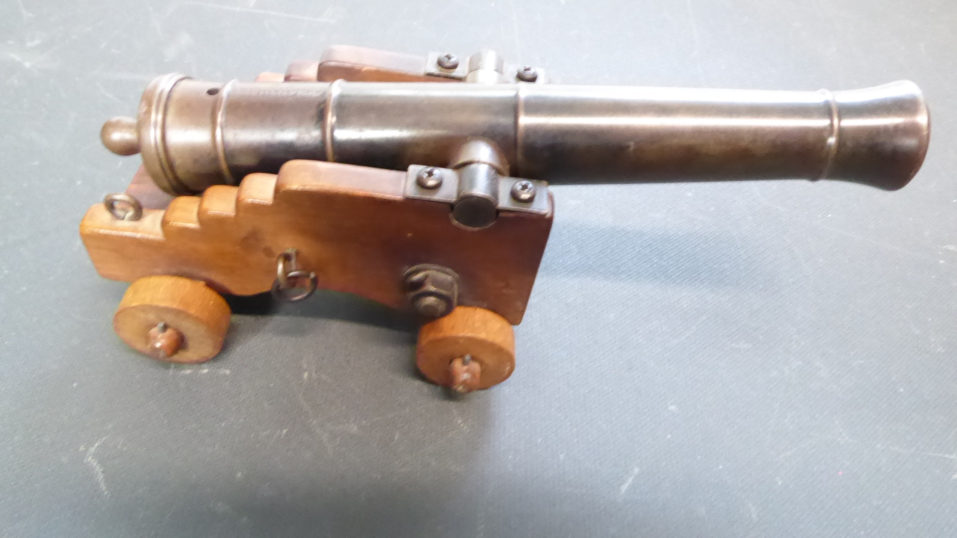 Ältere Interessante kleine Schiffs Kanone Hersteller JUKAR Schussfähig mit Holz Lafette Kal. 45 – Bild 1