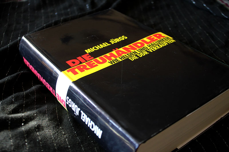 DIE TREUHÄNDLER - Wie Helden und Halunken die DDR verkauften Michael Jürgs – Bild 1