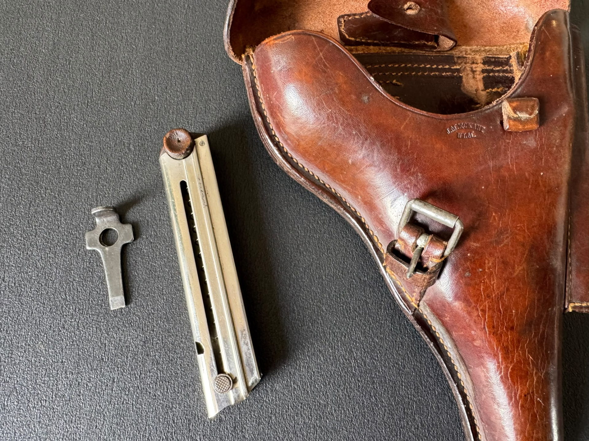 P08 Holster 1. WK J.M. ECKART ULM m. Truppenstempel + Orig. Magazin & Werkzeug P.08 – Bild 4