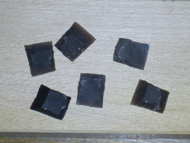 schwarzer Feuerstein ca. 19 x 22 mm – Bild 1