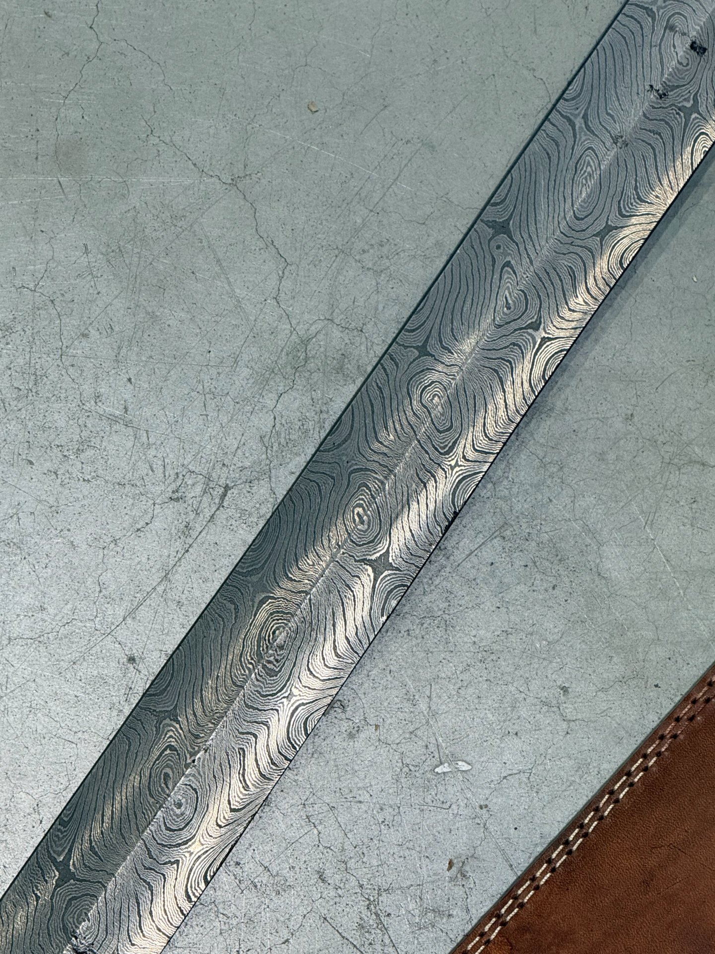 Double Edge Damascus Schwert mit Leder Mantel (wood Griff)Custom Handmade 39 Inches Leather Hand – Bild 2