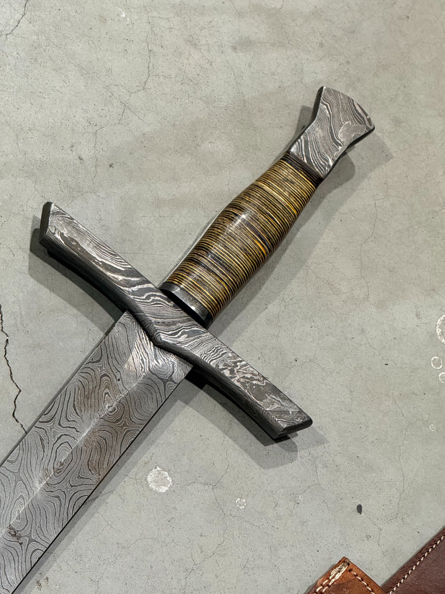 Double Edge Damascus Schwert mit Leder Mantel (wood Griff)Custom Handmade 39 Inches Leather Hand – Bild 3