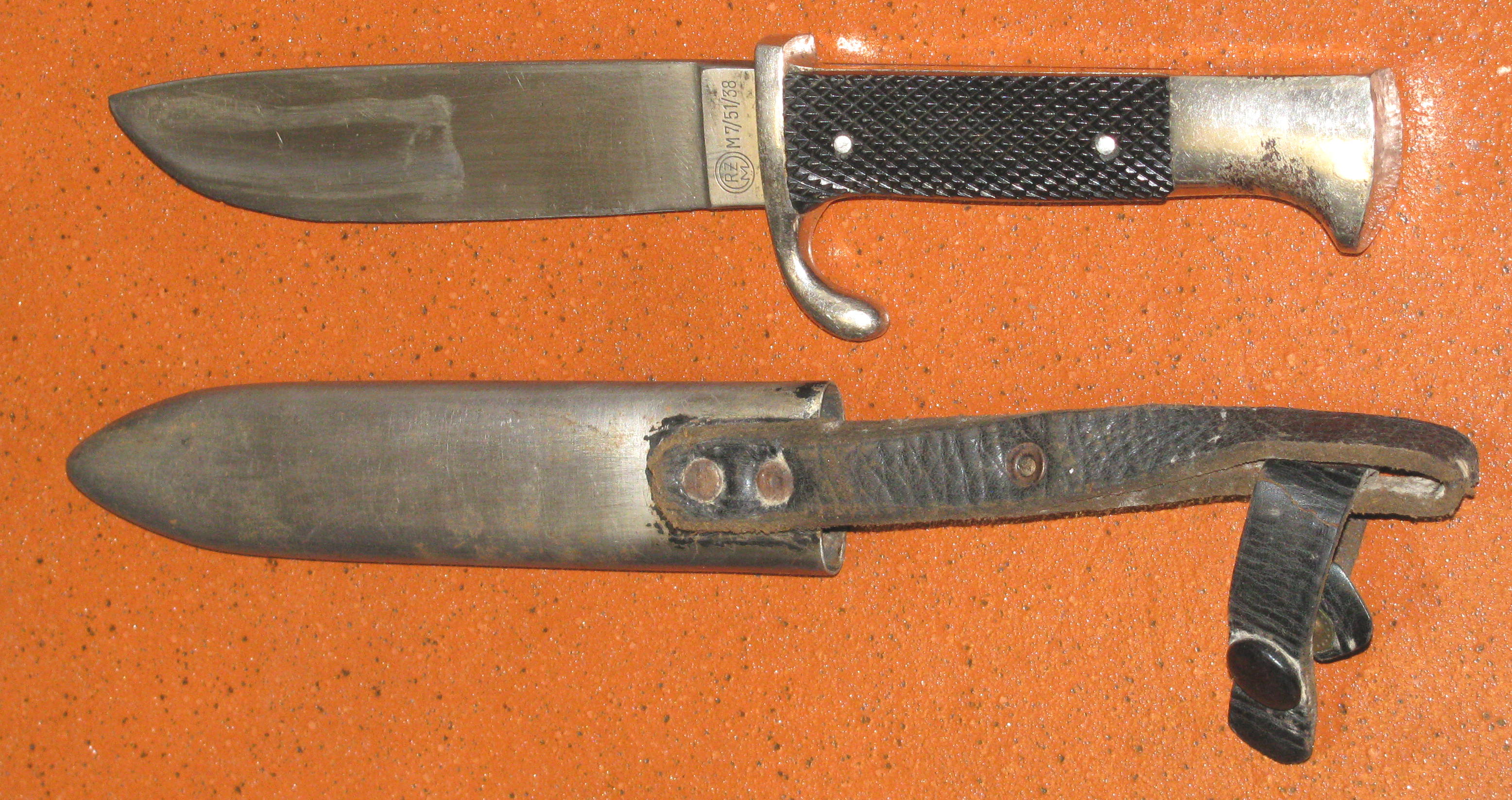 HJ Messer / Fahrtenmesser mit Prägung „RZM M7 / 51 / 38“ und einer Stahlscheide – Bild 4