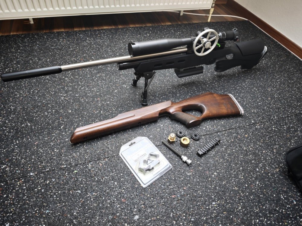 Weihrauch HW 100 Pressluftgewehr – Modifiziert mit Ginb Custom Schaft, Hawke Zielfernrohr, Zweibein – Bild 1