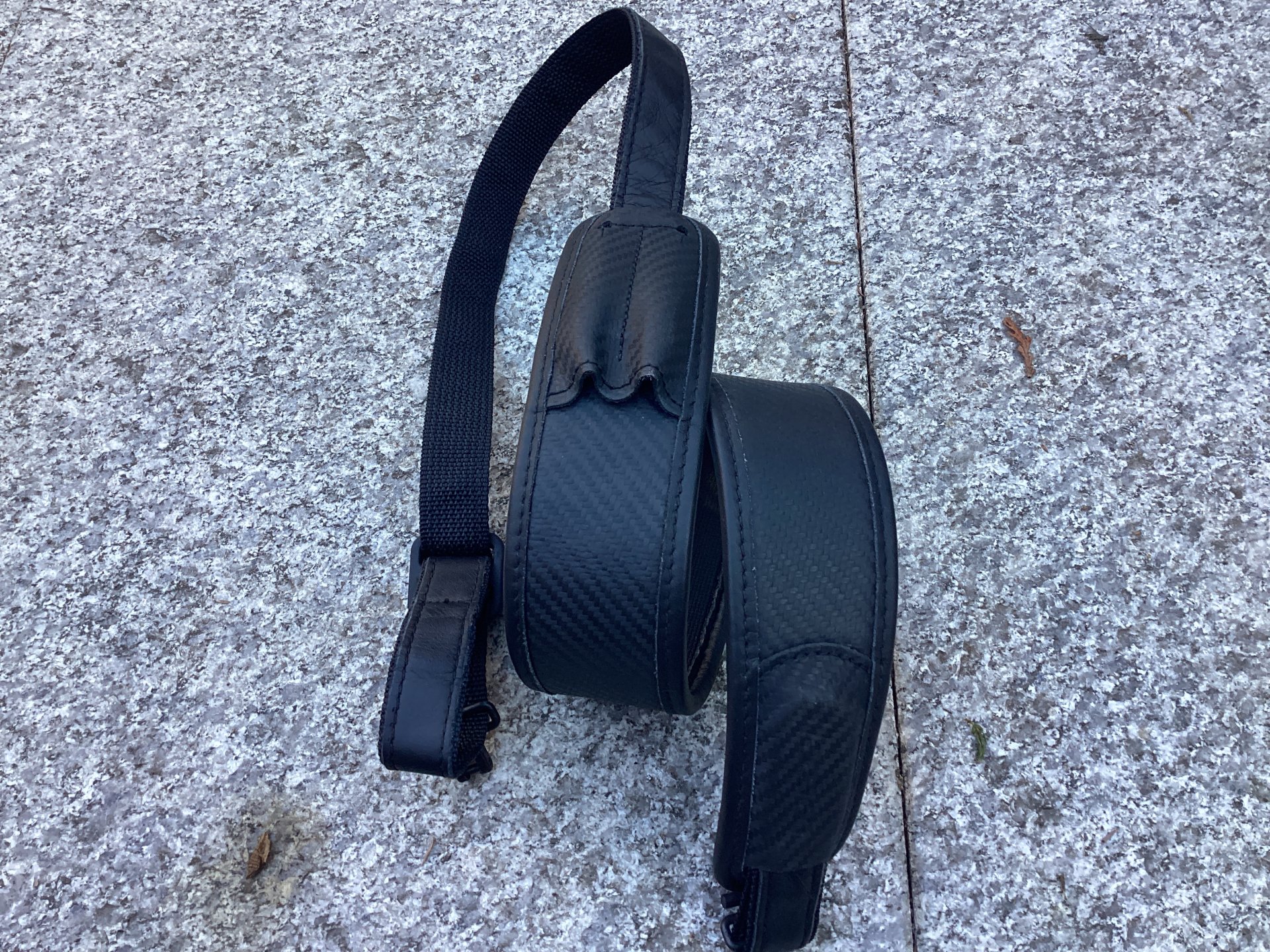 Blaser Gewehrriemen Carbonlook mit Riemenhalter u. Patronenhalter – Bild 1