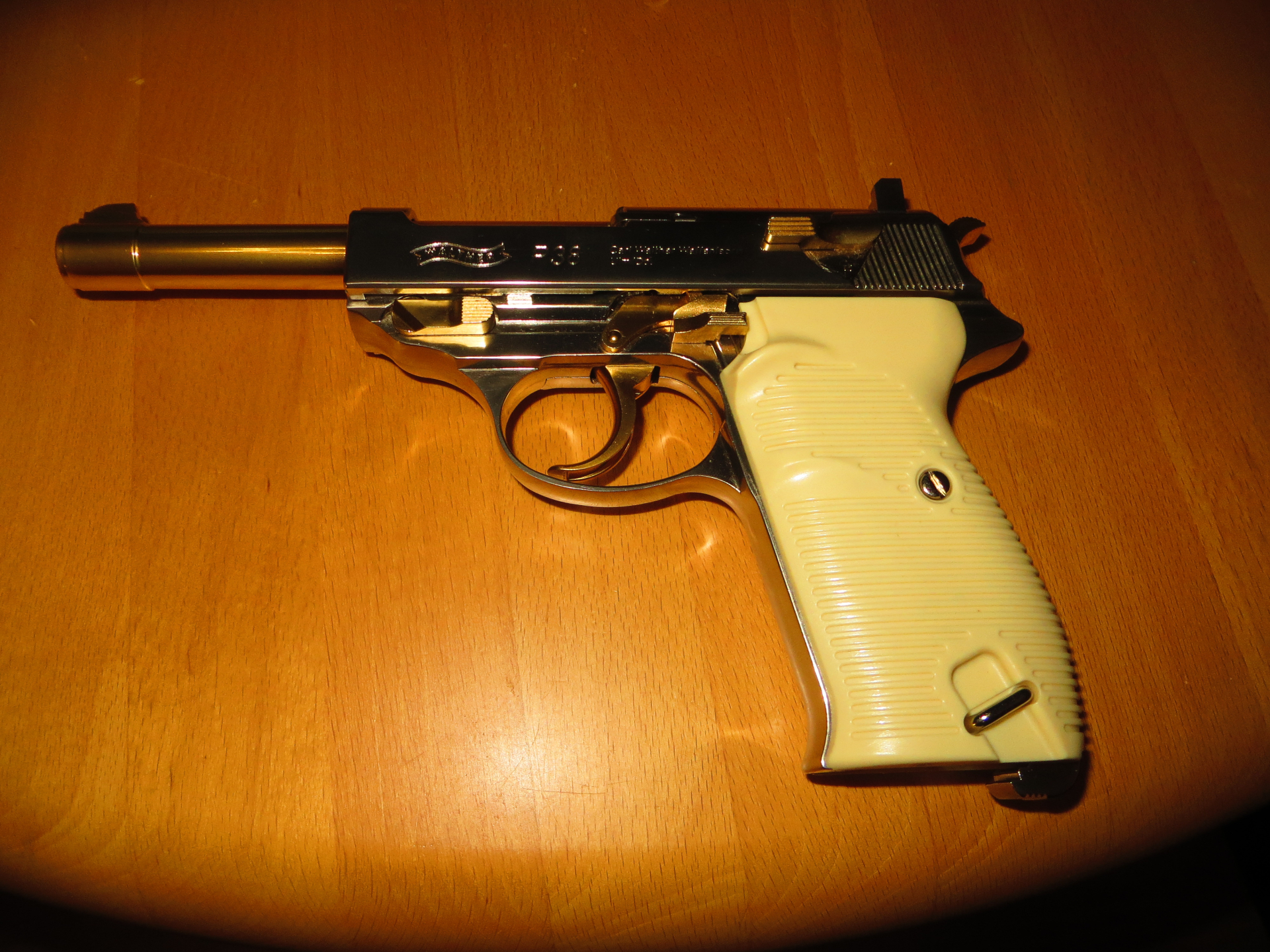 UMAREX WALTHER P38 CO2 "LIMITED-GOLD-EDITION" – Bild 1