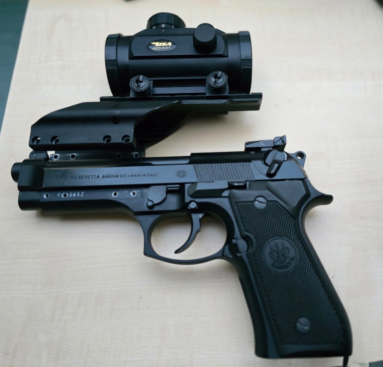 Beretta FS 92, 9mm, mit Zubehör, Reddot, Montage, 4 Magazine, Griff – Bild 3