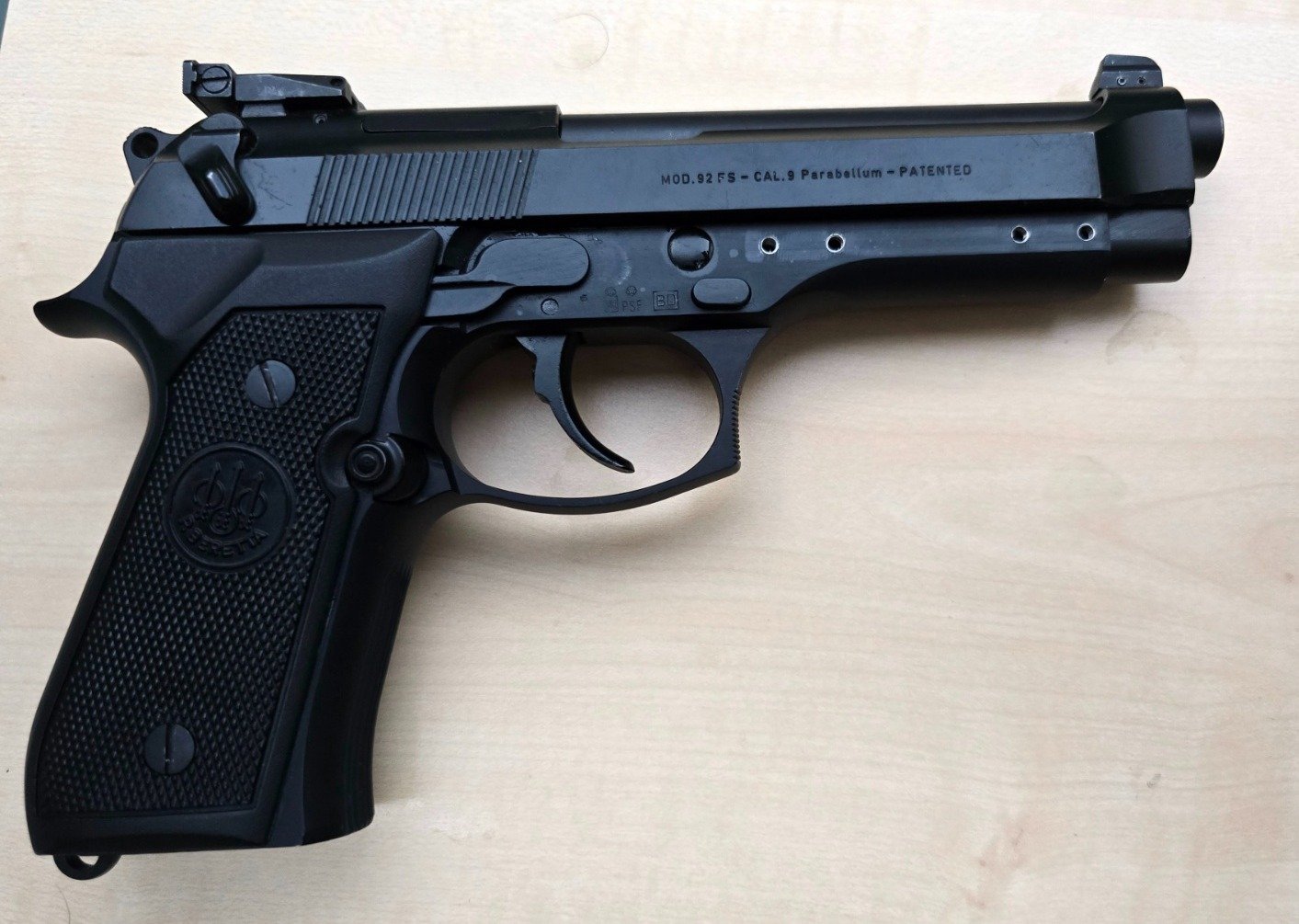 Beretta FS 92, 9mm, mit Zubehör, Reddot, Montage, 4 Magazine, Griff – Bild 7
