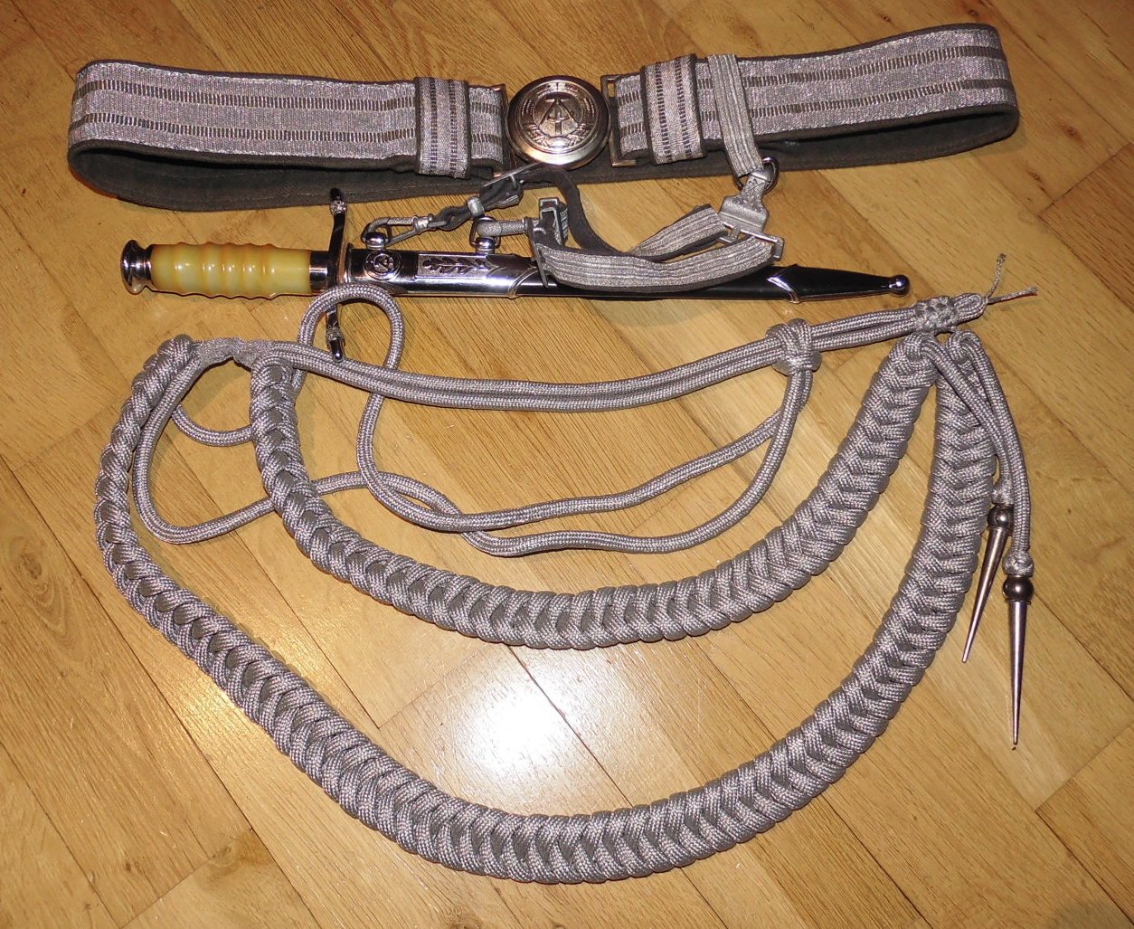 DDR, NVA Dolch für Offiziere mit Gehänge, Gürtel, Schüzenschnur und Gravur auf Scheide – Bild 4