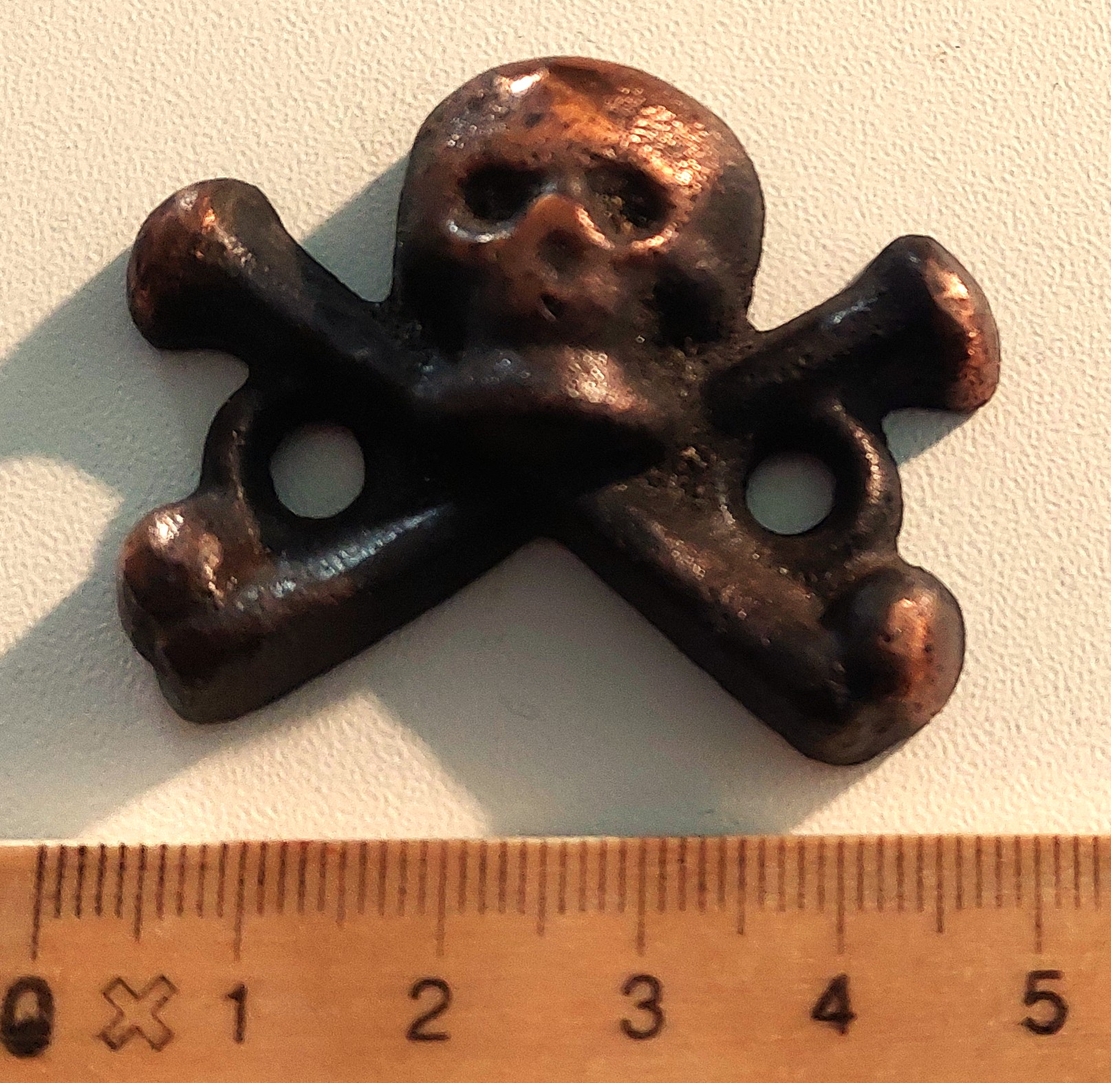 I WK -- Totenschädel mit gekreuzten Knochen -- Metall, Orig. – Bild 1