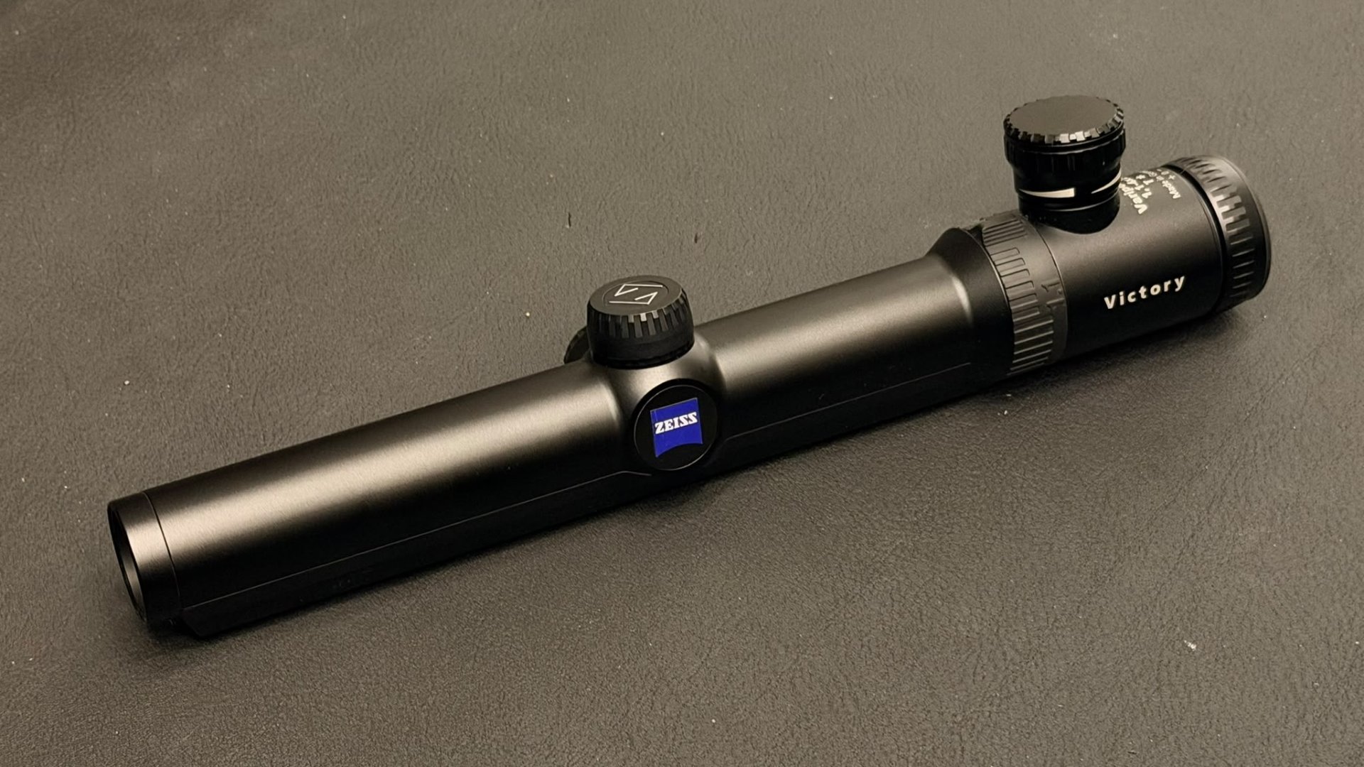 Zeiss Victory Varipoint M 1,1-4x24 T* | Absehen 0 | Leuchtpunkt | Innenschiene | Niggeloh Hülle | ZF – Bild 3