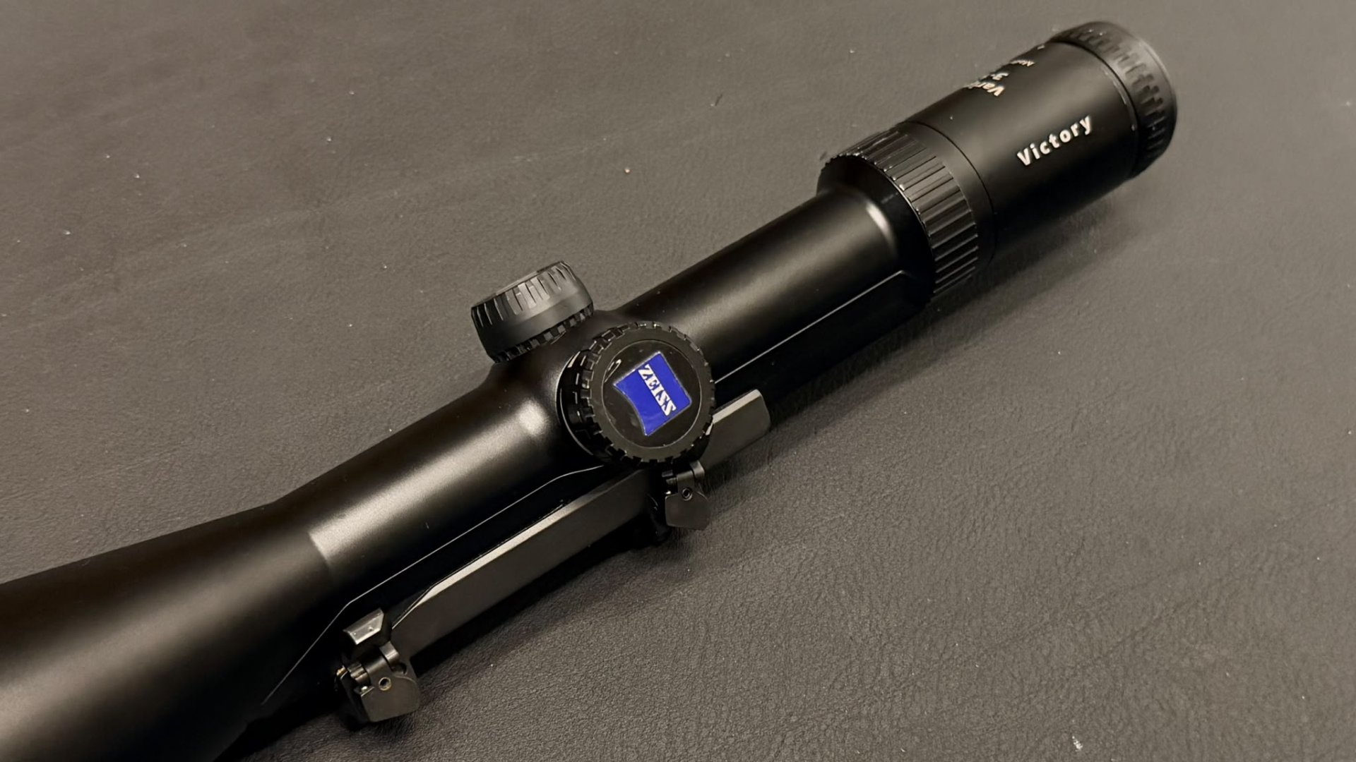 Zeiss Victory Varipoint M 3-12x56 T* | Absehen 56 | Leuchtabsehen | Schiene | Blaser Sattelmontage – Bild 3