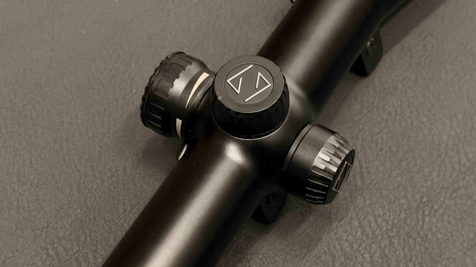 Zeiss Victory Varipoint M 3-12x56 T* | Absehen 56 | Leuchtabsehen | Schiene | Blaser Sattelmontage – Bild 1