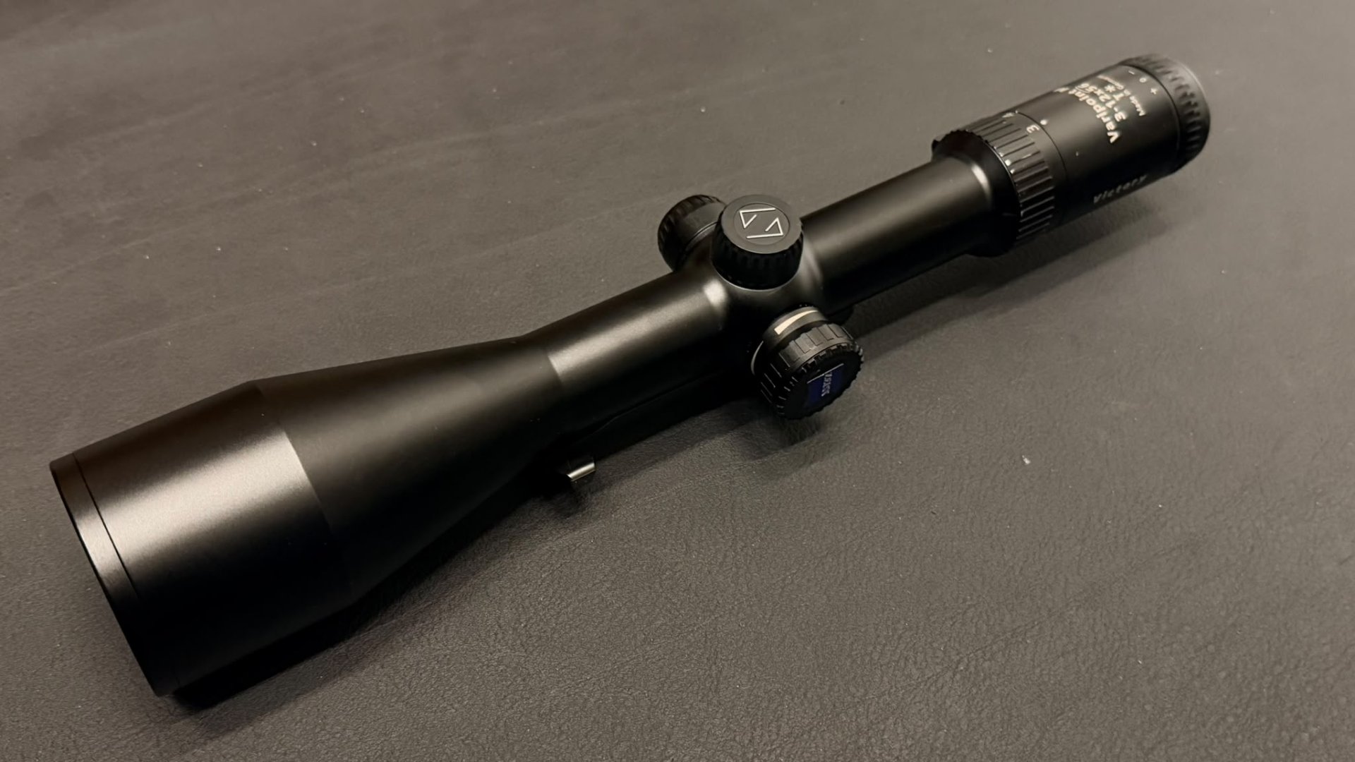 Zeiss Victory Varipoint M 3-12x56 T* | Absehen 56 | Leuchtabsehen | Schiene | Blaser Sattelmontage – Bild 2