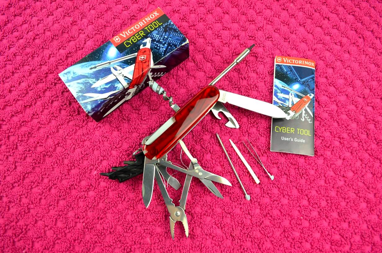 Originalverpacktes, neuwertiges Victorinox CYBER TOOL – Bild 2