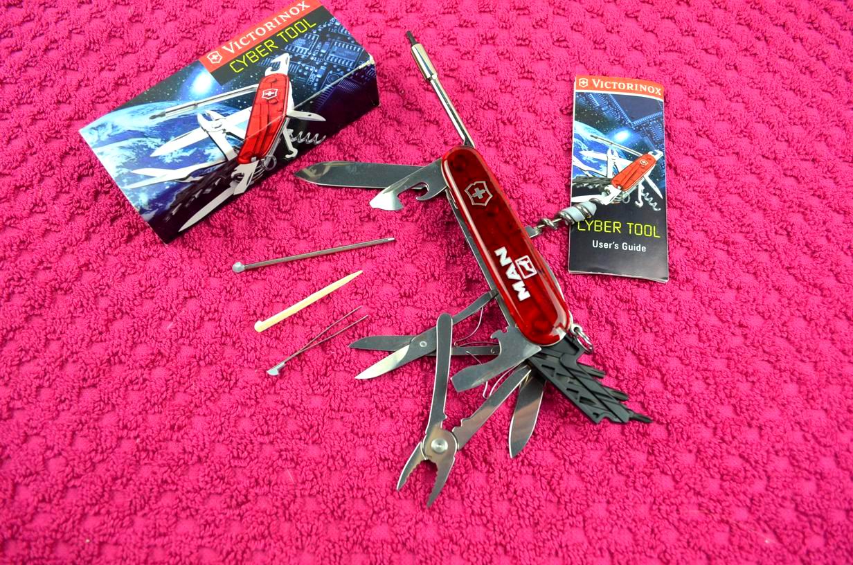 Originalverpacktes, neuwertiges Victorinox CYBER TOOL – Bild 1