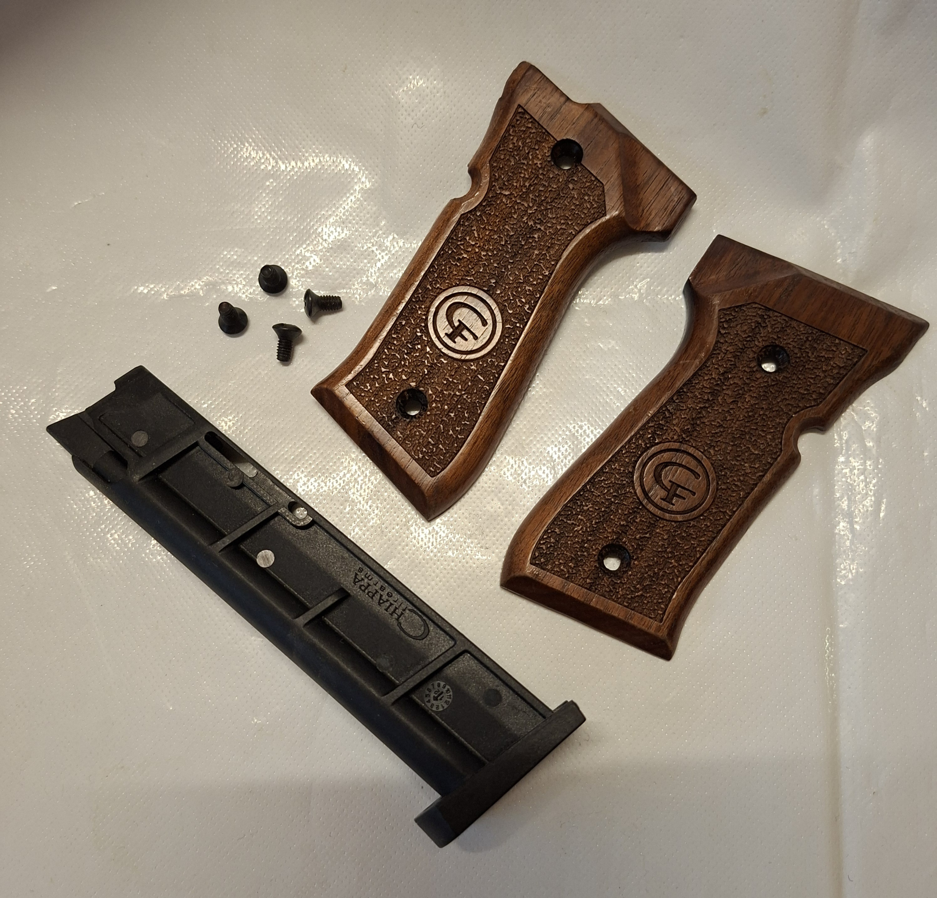 Magazin und Griffschalen Chiappa 92 22lr – Bild 1