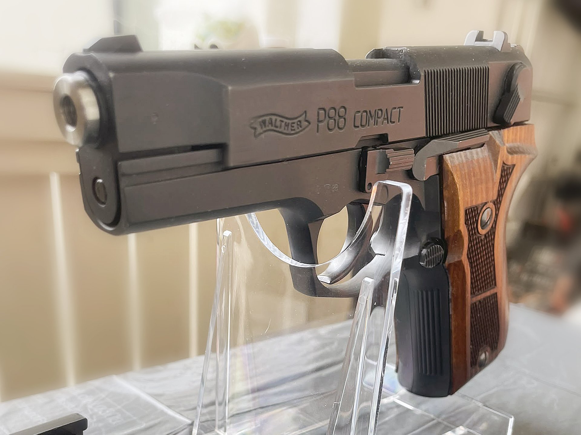 Walther P88 Pistole Kal. 9mm P.A.K. brüniert mit Edelholz-Griffschalen – Bild 3