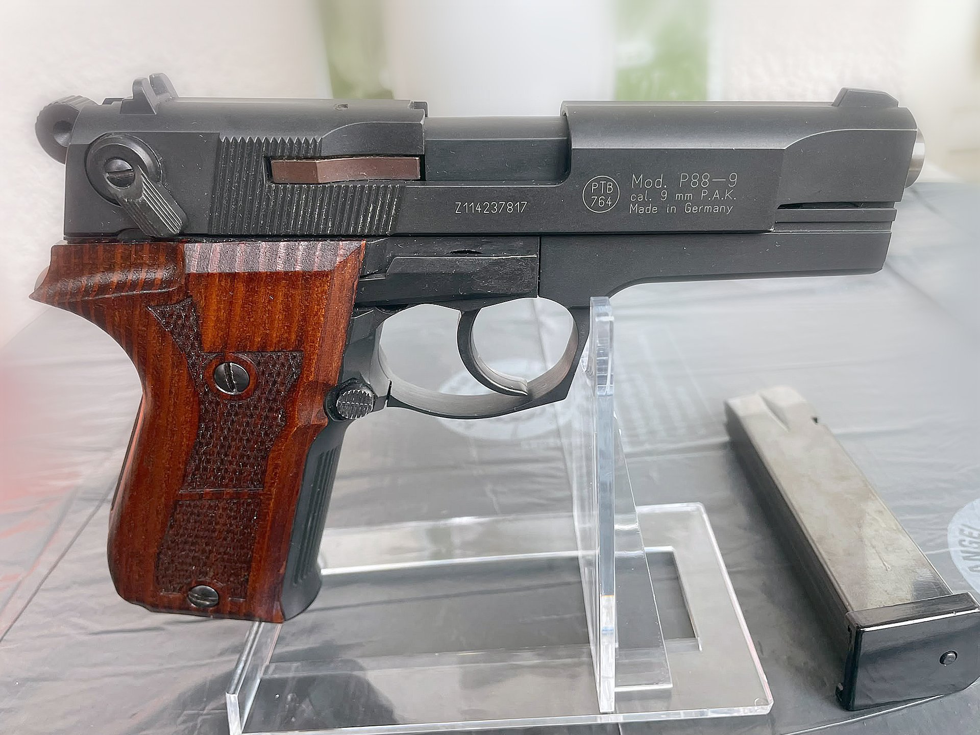 Walther P88 Pistole Kal. 9mm P.A.K. brüniert mit Edelholz-Griffschalen – Bild 2