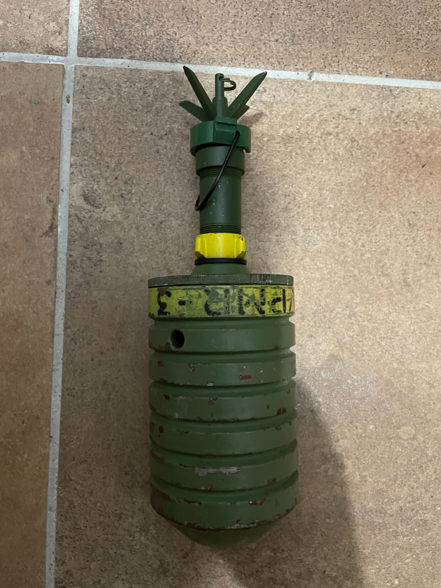 Jugoslawische Übungs-Antipersonenmine VPMR-3 mit Zünder – Bild 1