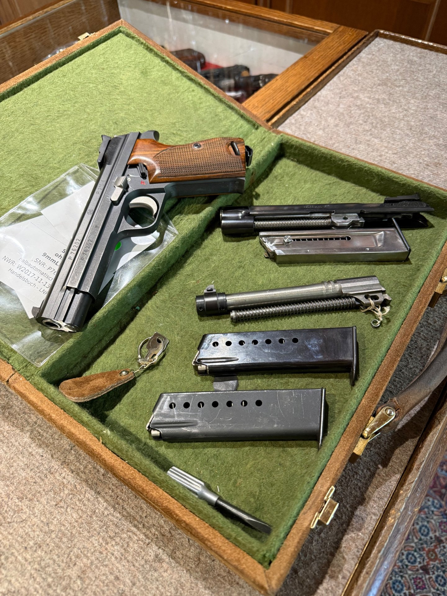 SIG P210-6 Komplett-Set mit 6" WL und Wechselsystem .22lr im Lederkoffer – Bild 1