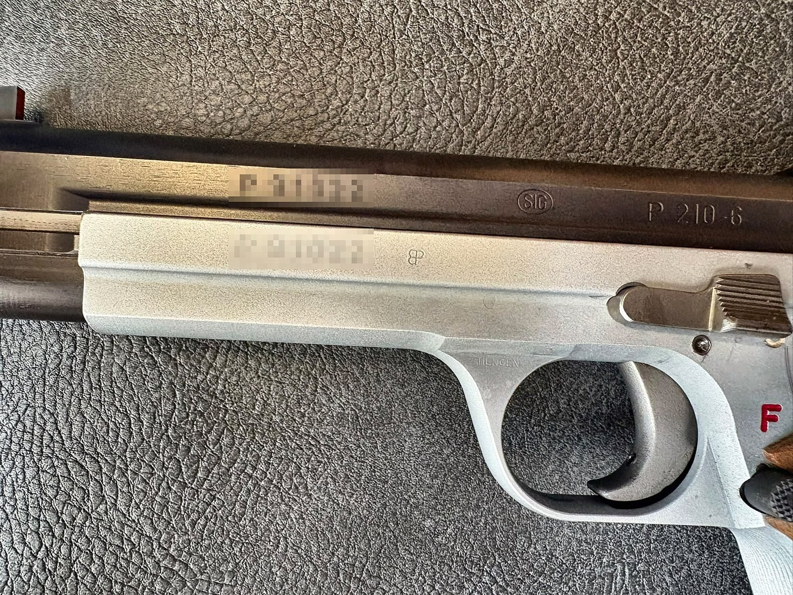 SIG P210-6 Kal. 9mm Luger bicolor – Nill-Matchgriff + Orig.-Griffschalen + 4 Magazine – Bild 5
