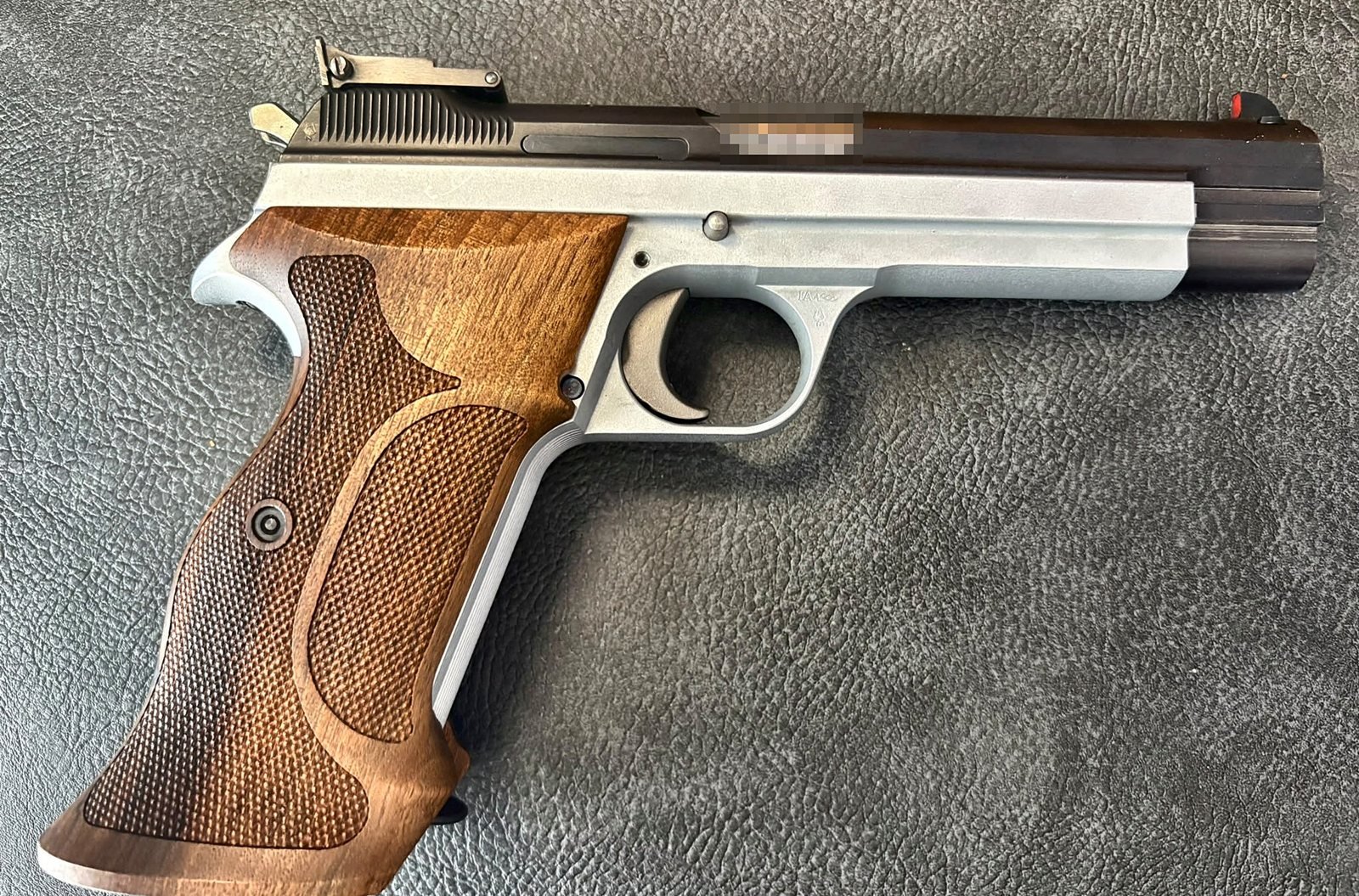 SIG P210-6 Kal. 9mm Luger bicolor – Nill-Matchgriff + Orig.-Griffschalen + 4 Magazine – Bild 2