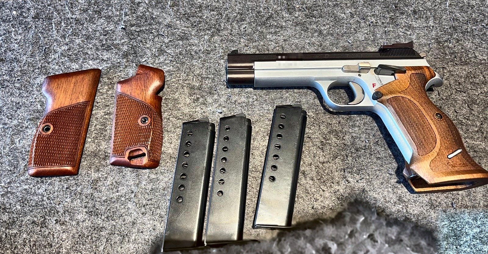 SIG P210-6 Kal. 9mm Luger bicolor – Nill-Matchgriff + Orig.-Griffschalen + 4 Magazine – Bild 3
