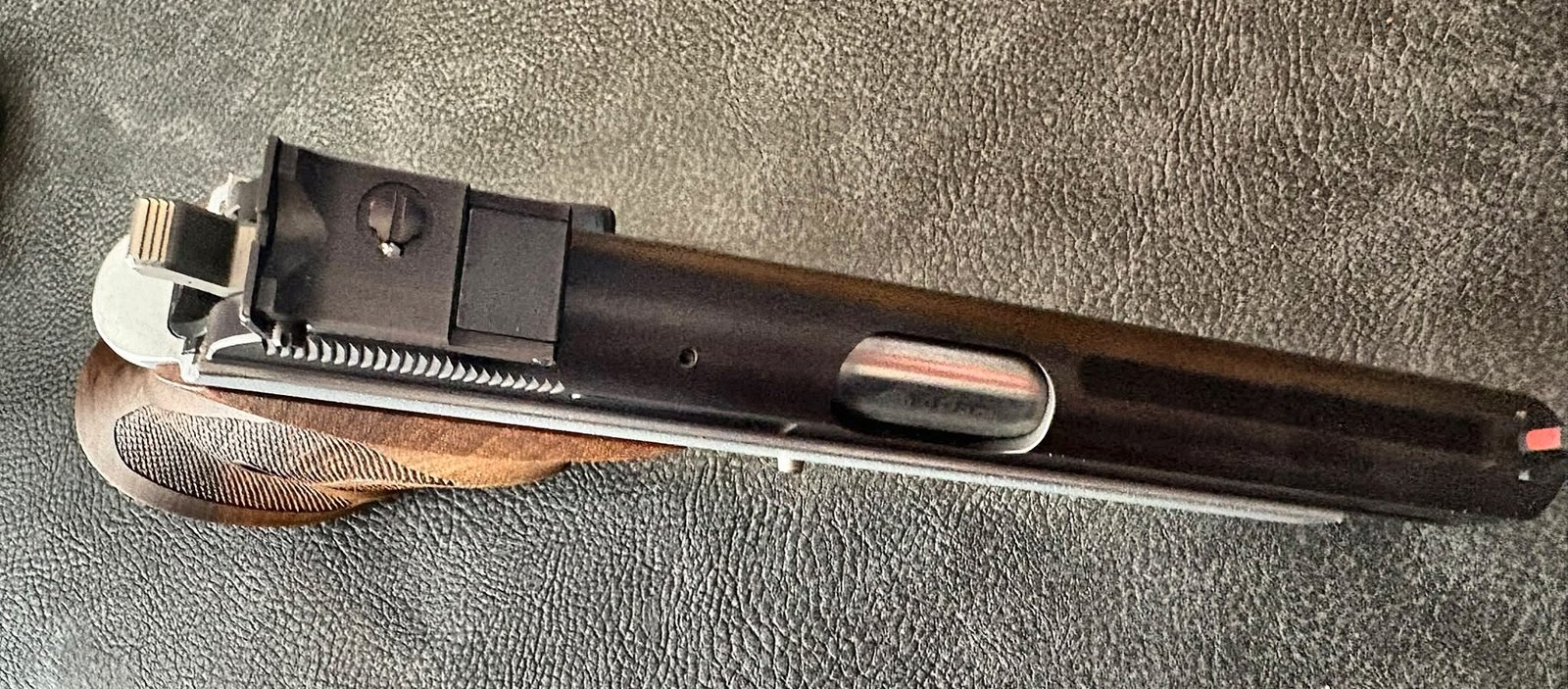 SIG P210-6 Kal. 9mm Luger bicolor – Nill-Matchgriff + Orig.-Griffschalen + 4 Magazine – Bild 4