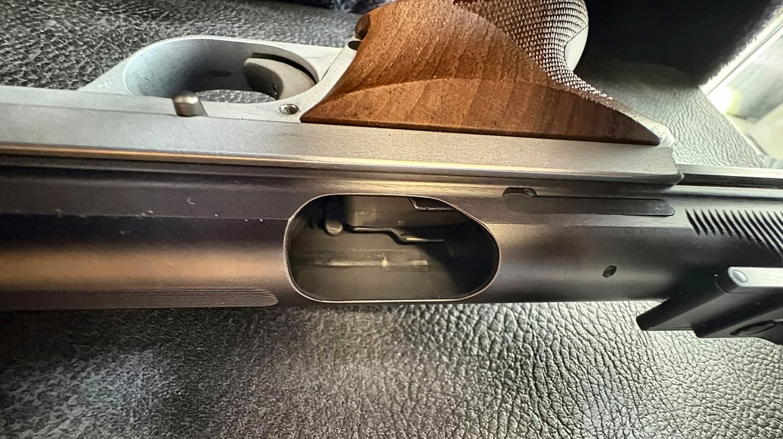SIG P210-6 Kal. 9mm Luger bicolor – Nill-Matchgriff + Orig.-Griffschalen + 4 Magazine – Bild 8