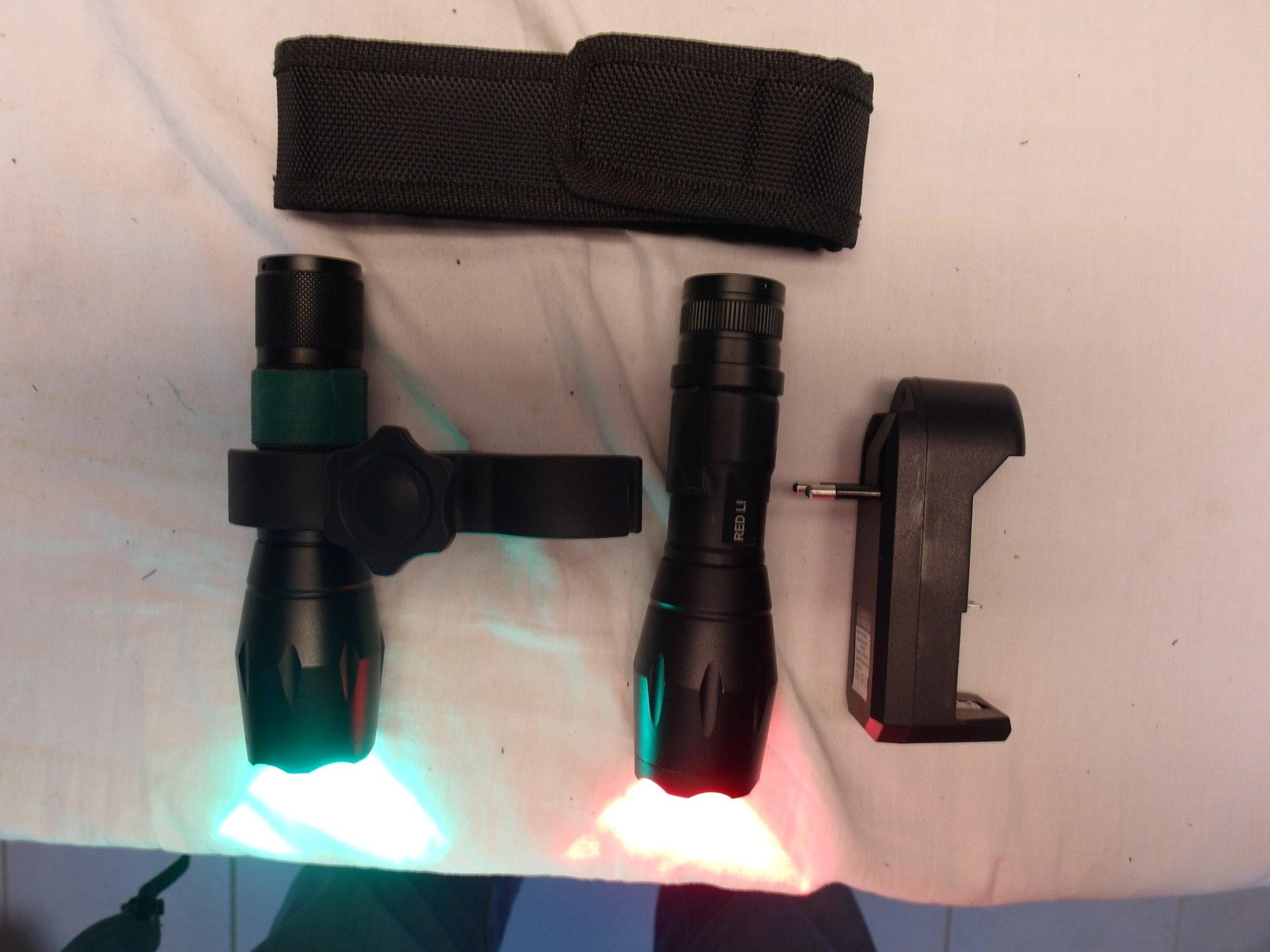 2 LED Lampen 1xrot 1xgrün + Ladegerät + Befestigungsmodul + Gürteltasche incl. Accus – Bild 1