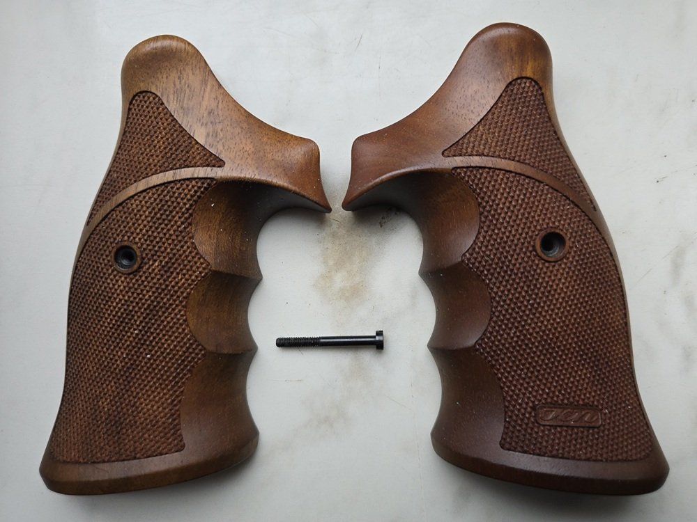 Schöne Original Karl Nill Holzgriffschalen für Revolver Fabrikat Smith & Wesson Modell 686 und 586 – Bild 1