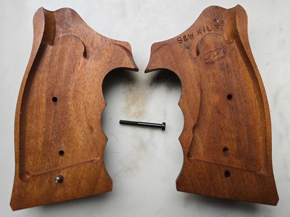 Schöne Original Karl Nill Holzgriffschalen für Revolver Fabrikat Smith & Wesson Modell 686 und 586 – Bild 2