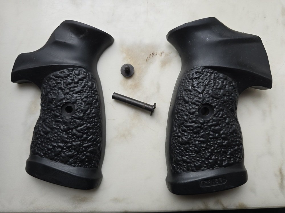 Schöne Original TRAUSCH – Gummigriffschalen für Revolver Fabrikat S & W Modell 686 u. 586 – Bild 1