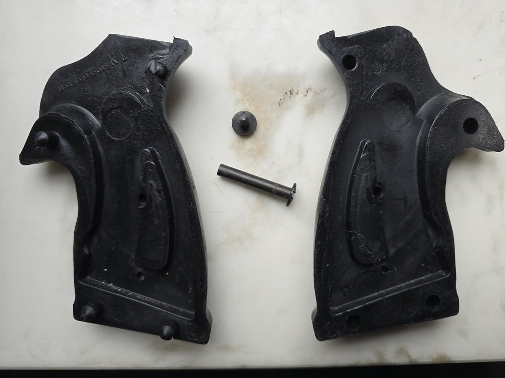 Schöne Original TRAUSCH – Gummigriffschalen für Revolver Fabrikat S & W Modell 686 u. 586 – Bild 2