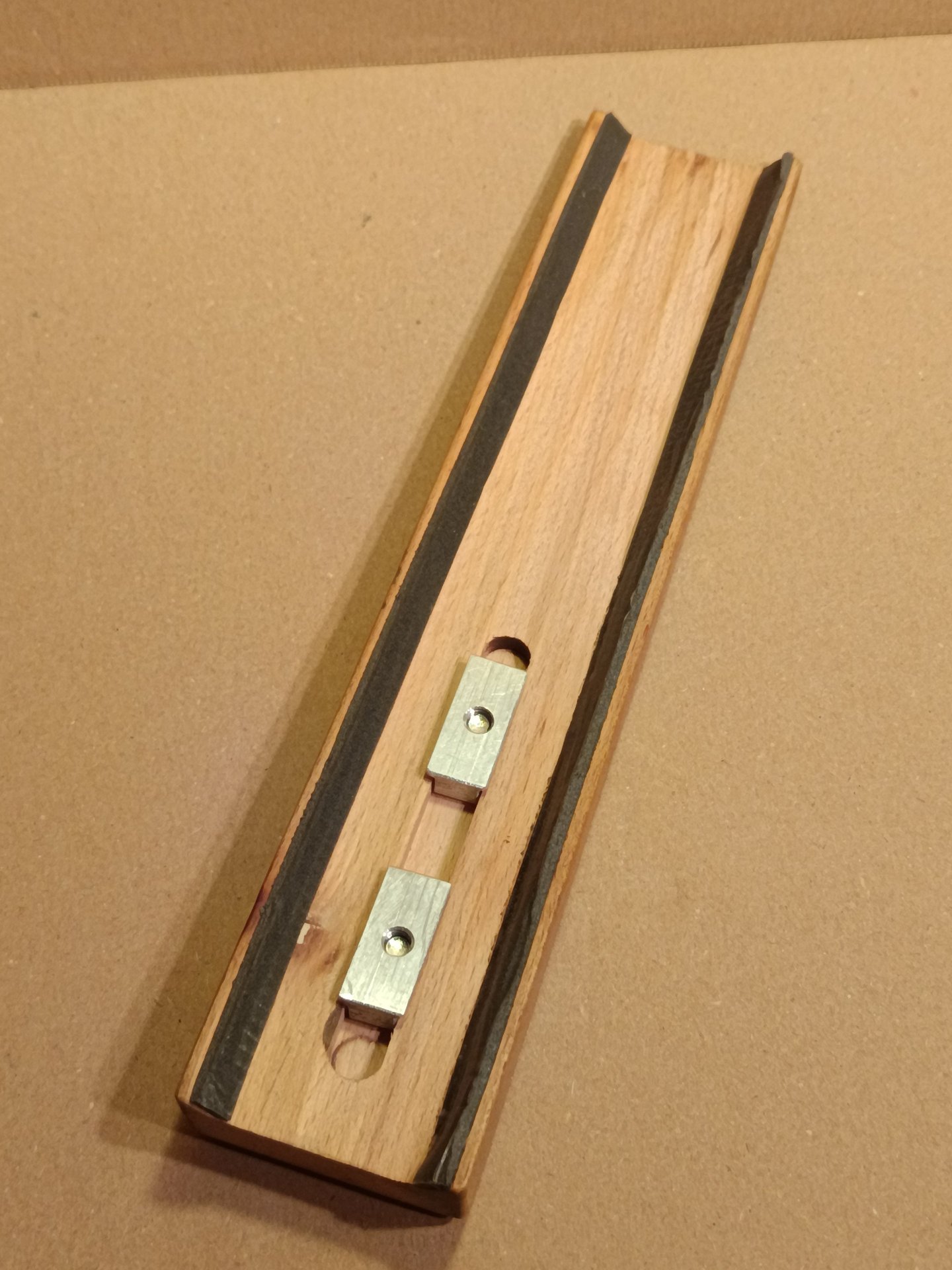 Auflagekeil aus Holz für schrägen Vorderschaft. – Bild 1