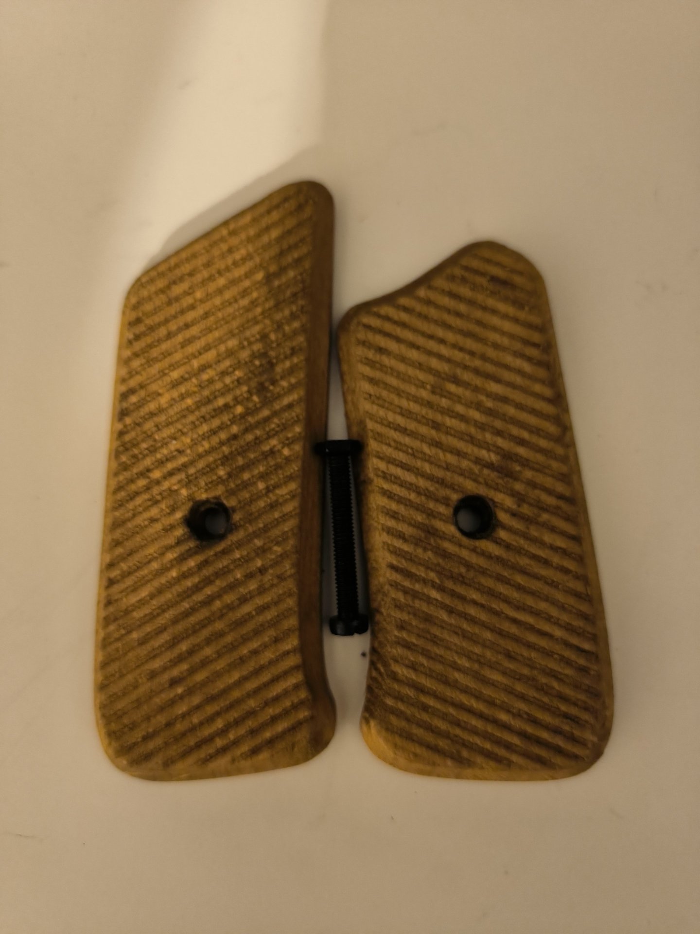 Stg44/Mp44 Griffschalen Holz Repro mit Schraube – Bild 1