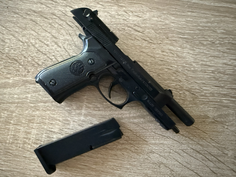 Miniatur Modelgun Beretta 92 A1 in 1:2 mit Dummypatronen und Case – obrázek 2