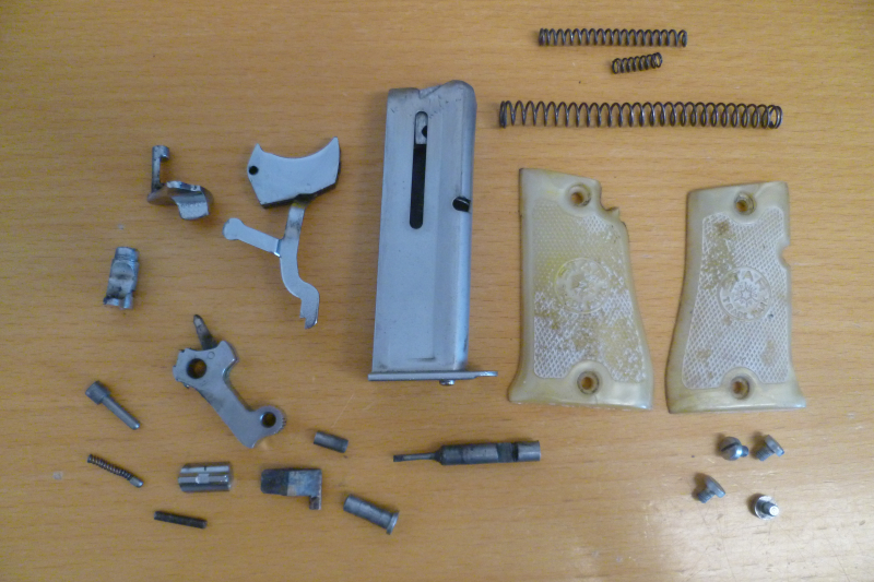 Konvolut freie Ersatzteile und Magazin Star Lancer .22lr. – Bild 1
