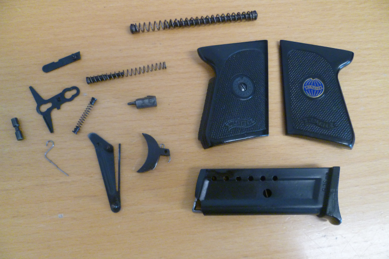 Konvolut freie Ersatzteile und Magazin Walther TP 6,35 mm Browning – Bild 1