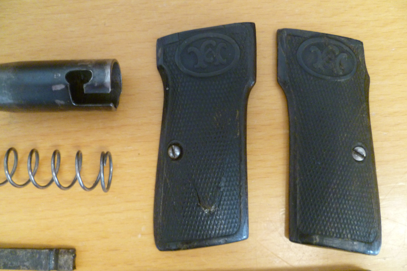 Konvolut freie Ersatzteile und Magazin Walther Modell 4 7,65 mm – Bild 2