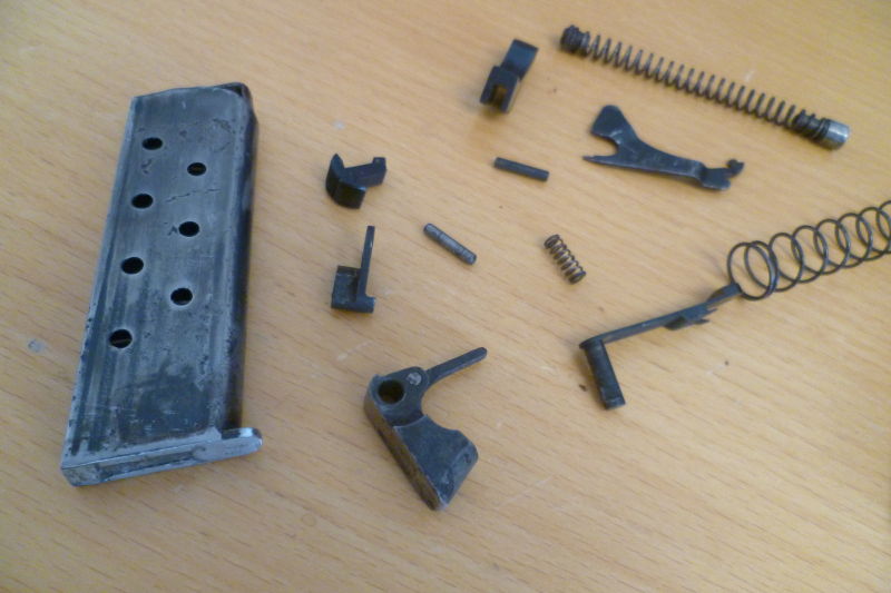 Konvolut freie Ersatzteile und Magazin Walther Modell 6,35 mm – Bild 4